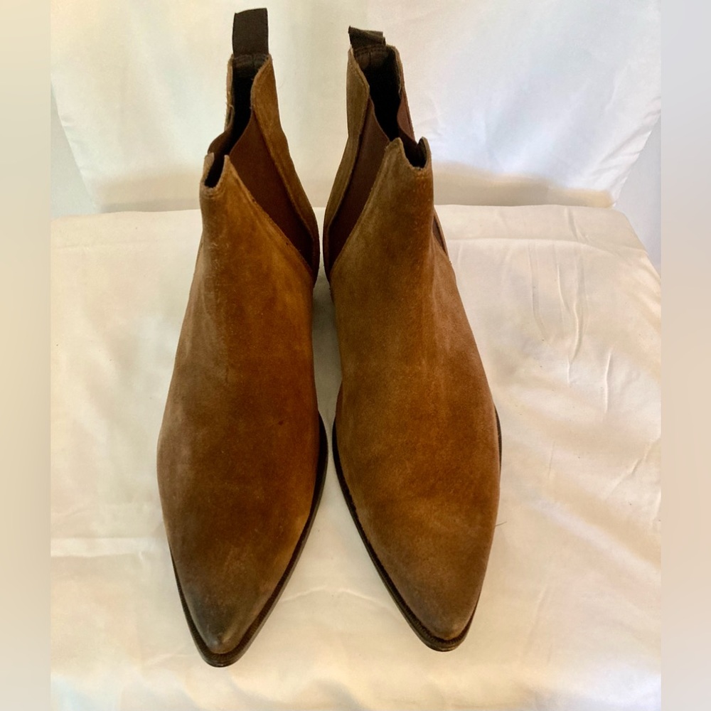 SoSo Men’s size 10.5 men’s suede distressed chukka boots slight wear on the heel